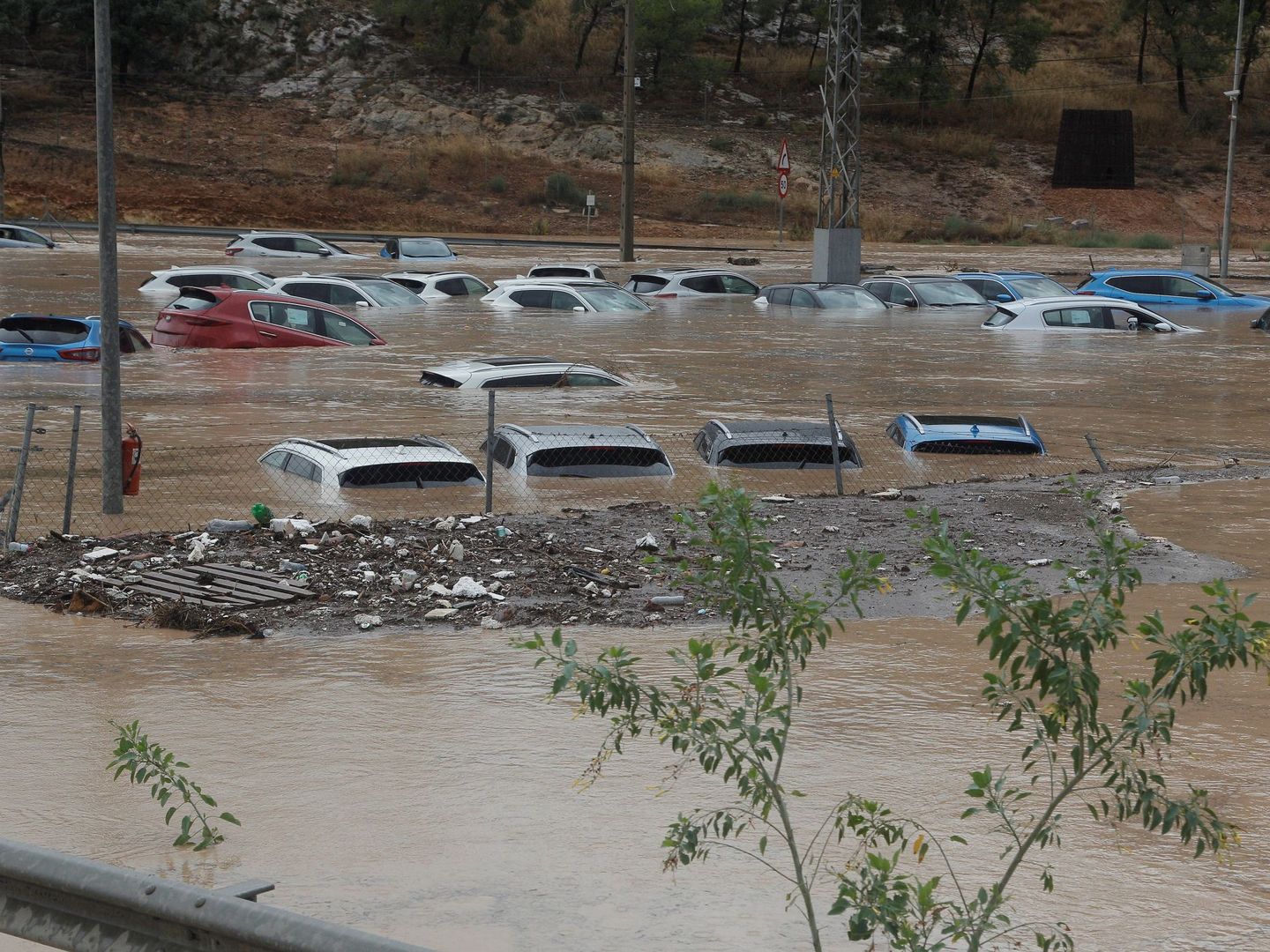 Cientos de coches permanecen inundados tras el paso de la DANA en un depósito de vehículos en Orihuela (Alicante). (EFE) 