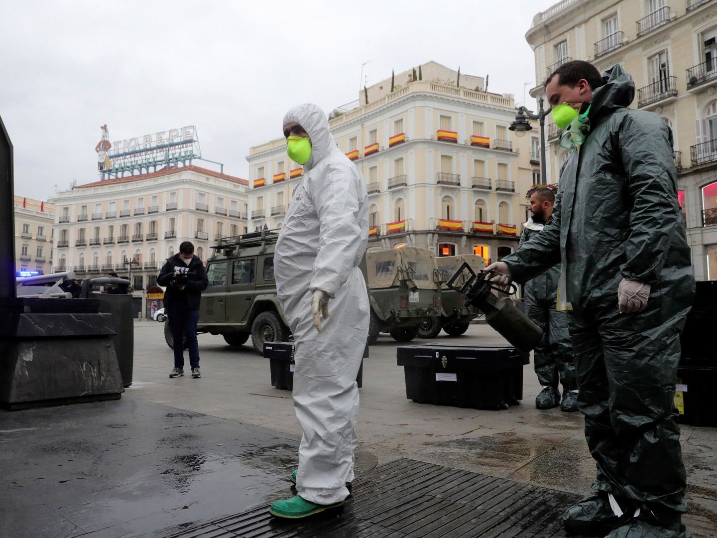 La Unidad Militar de Emergencias (UME) desinfecta la madrileña Puerta del Sol. (EFE)