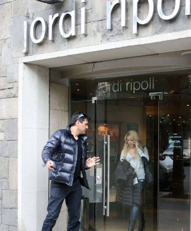 Foto: Shakira saliendo de la peluquería de Jordi Ripoll, en Barcelona.