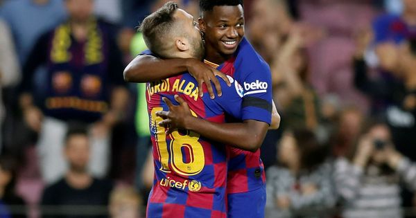 Foto: El abrazo de Ansu Fati y Jordi Alba durante el partido del FC Barcelona contra el Valencia (EFE/Toni Albir)