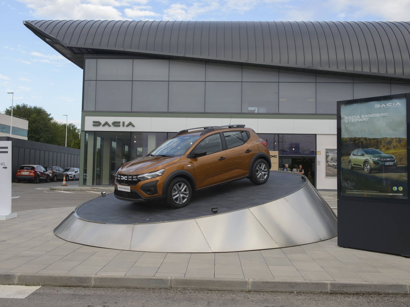 Dacia, en segunda posición, es la marca que más ha evolucionado respecto al año pasado.