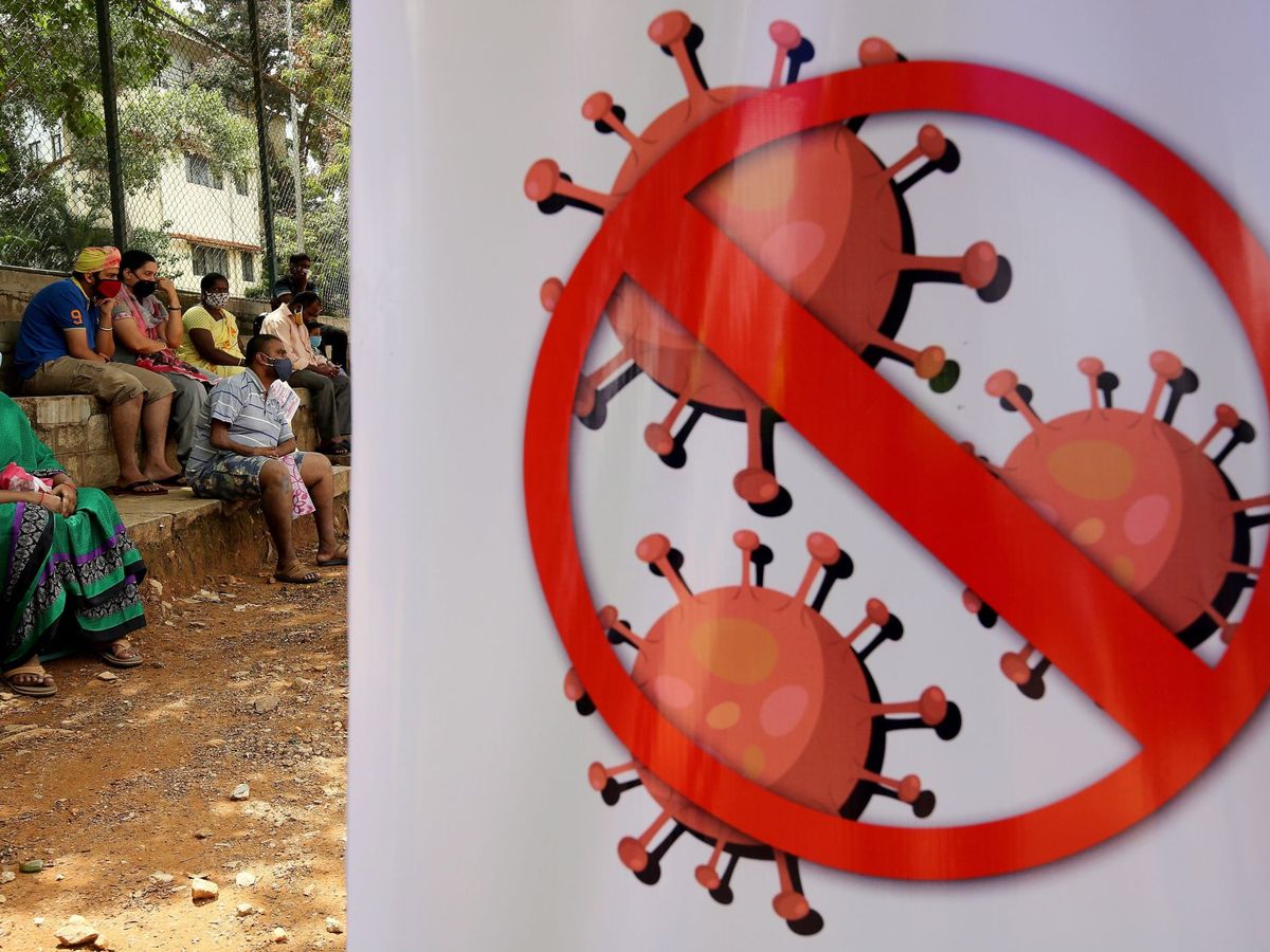 Foto: Un cartel alerta sobre el coronavirus en Bangalore, India, este sábado. (EFE)