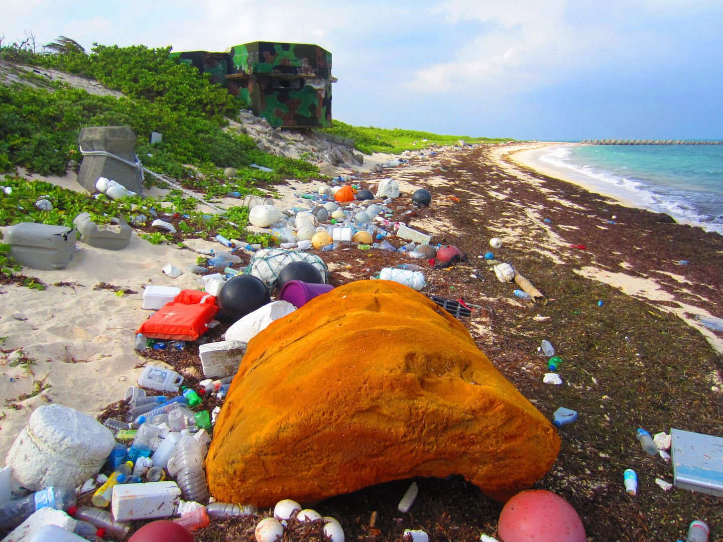 Gran parte de la contaminación de los océanos es debida a los plásticos de un solo uso. EFE