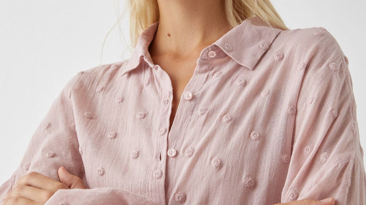 Pull and Bear y la camisa plumeti definitiva para tu armario: oversize y en el rosa trendy