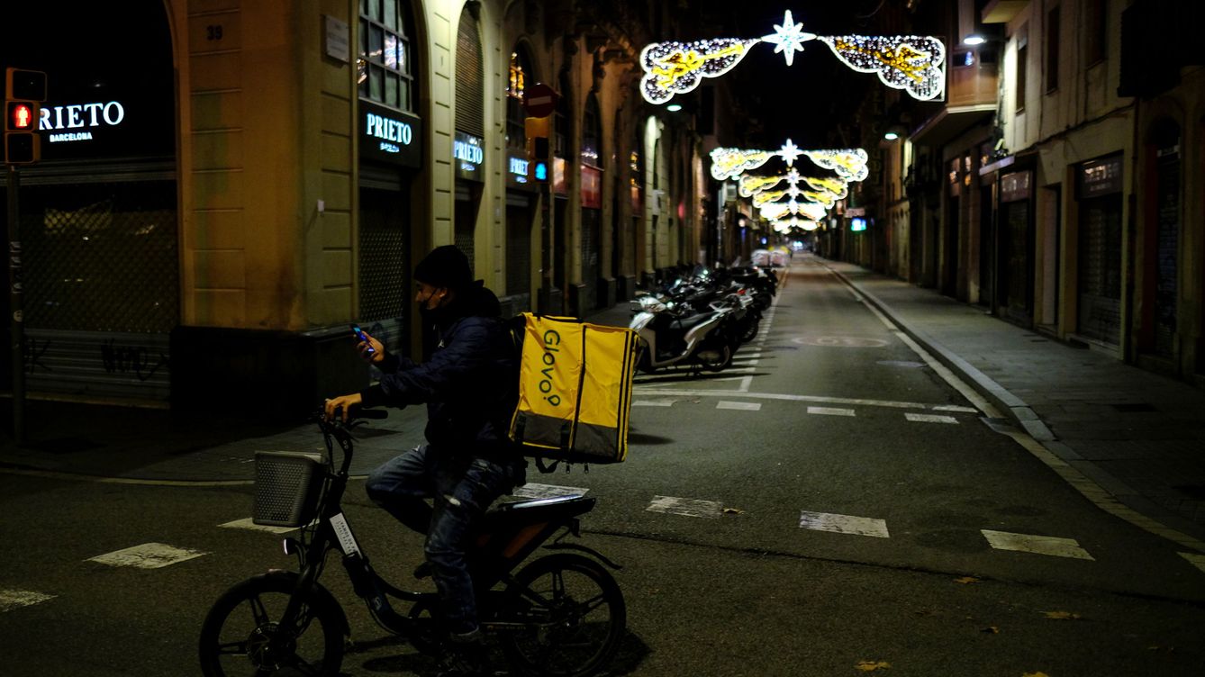 Foto: Un repartidor de Glovo circula por Barcelona. (Reuters/Nacho Doce)