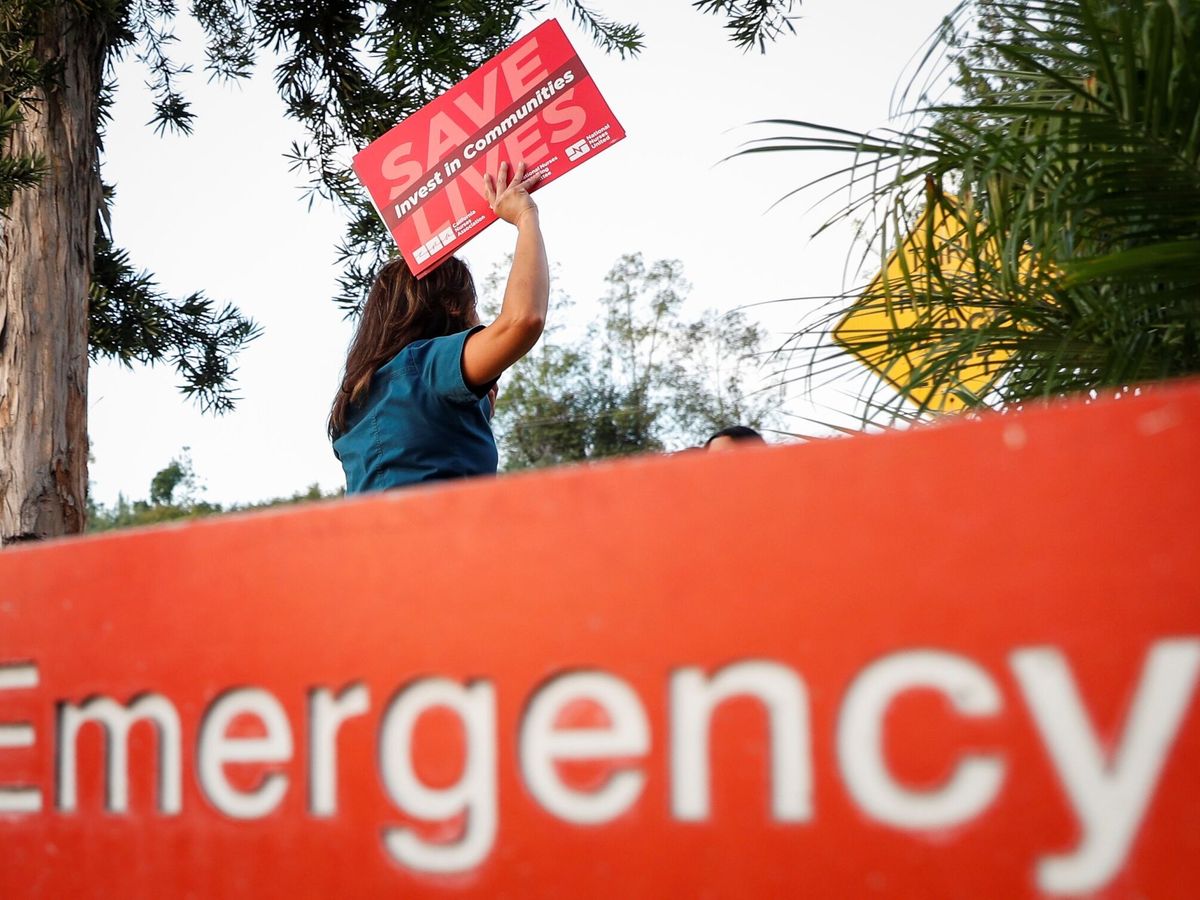 Foto: Protesta por escasez de personal sanitario en California. (EFE/Caroline Brehman)