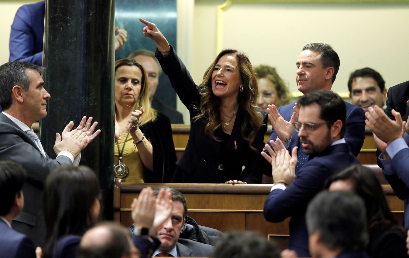 La diputada del PP Teresa Jiménez Becerril grita desde su escaño durante una de las intervenciones de Sánchez. (EFE)