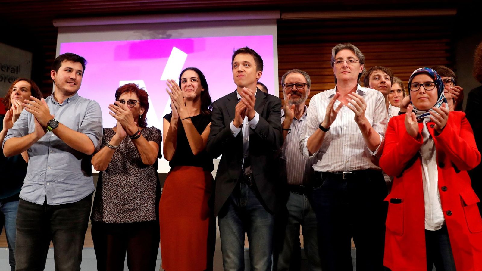 Foto: El portavoz de Más Madrid en el Parlamento regional, Íñigo Errejón (5i), junto a la coportavoz del grupo, Rita Maestre (4i), entre otros, al finalizar la asamblea convocada por la agrupación madrileña. (EFE)
