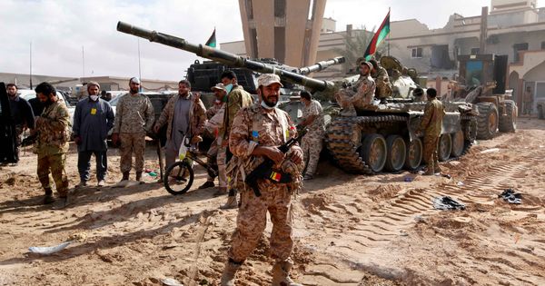 Foto: Milicianos libios alineados con el Gobierno de Trípoli durante la lucha contra el ISIS en Sirte, en diciembre de 2016. (Reuters)