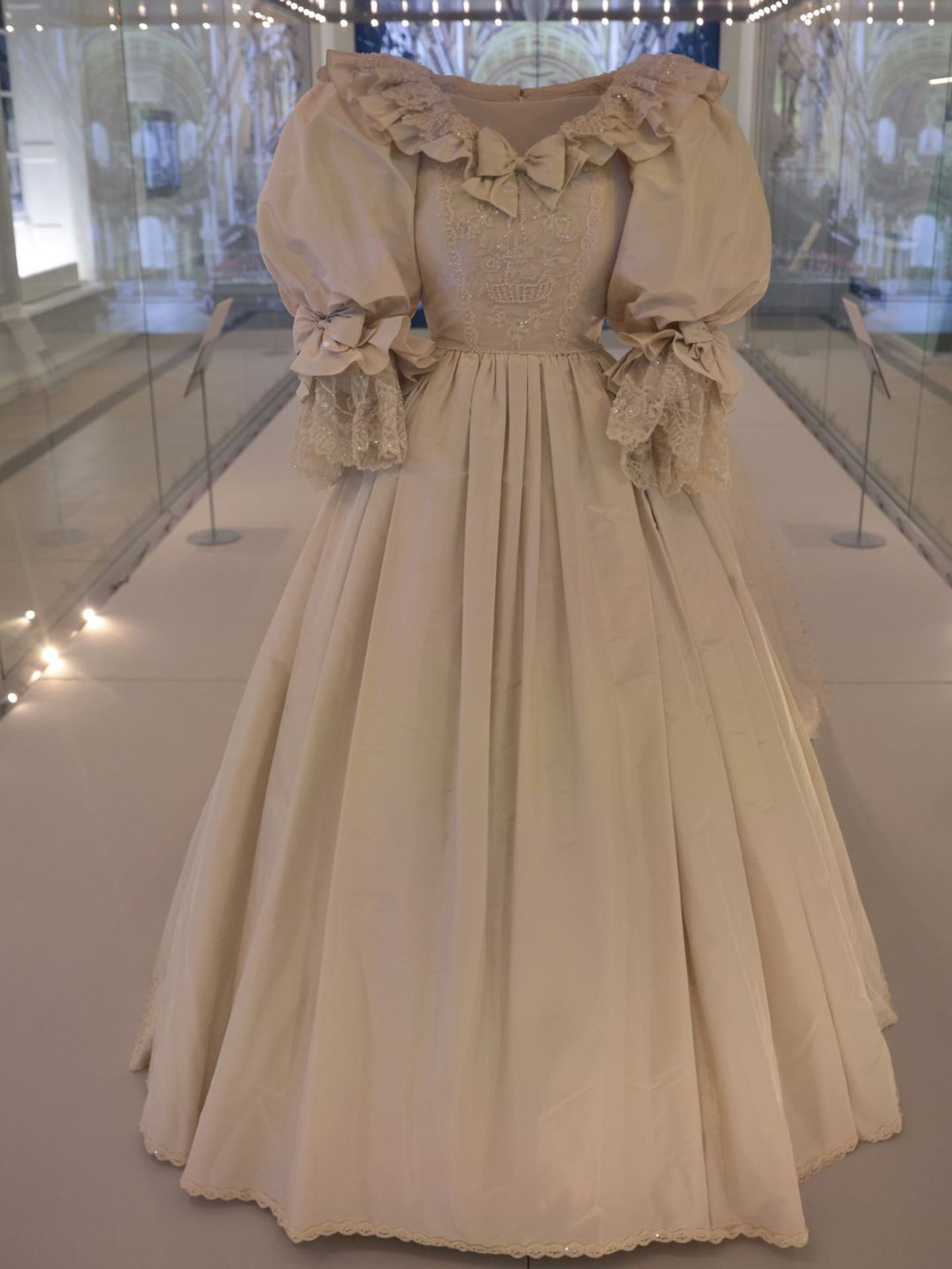 El vestido de novia de Diana está expuesto en Kensington Palace. (Reuters/Hannah McKay)