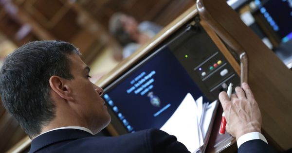 Foto: El líder del PSOE, Pedro Sánchez, tras escuchar la intervención del portavoz del PNV, Aitor Esteban, durante el debate de la moción de censura (EFE)