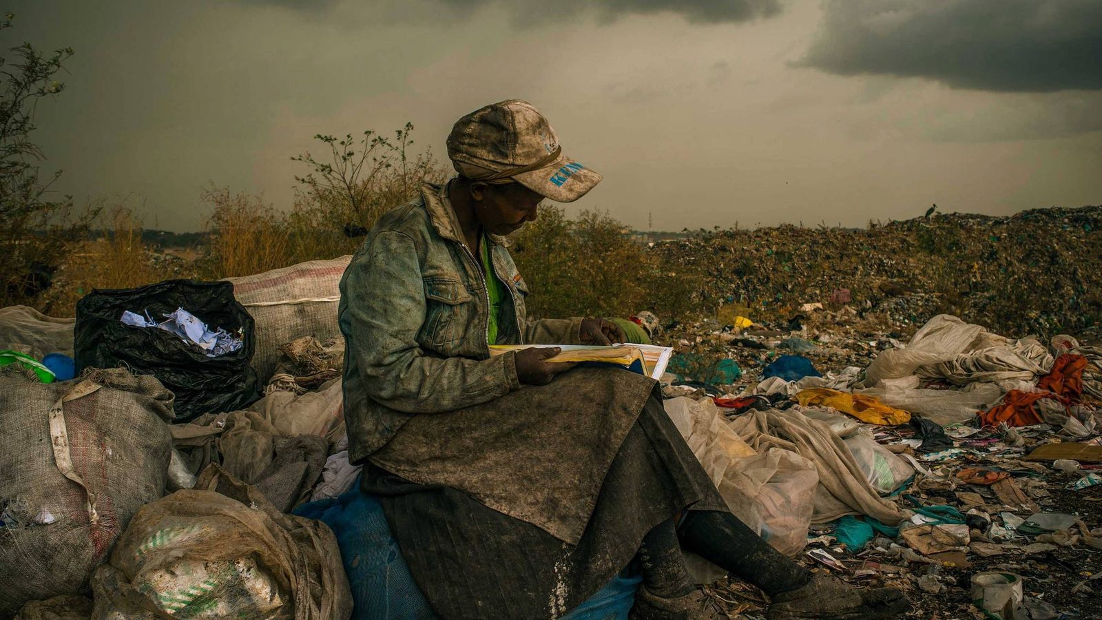 Foto: Una mujer lee un libro en un vertedero de Nairobi en la foto tomada por Micah Albert que ganó el World Press Photo de 2013. (EFE)