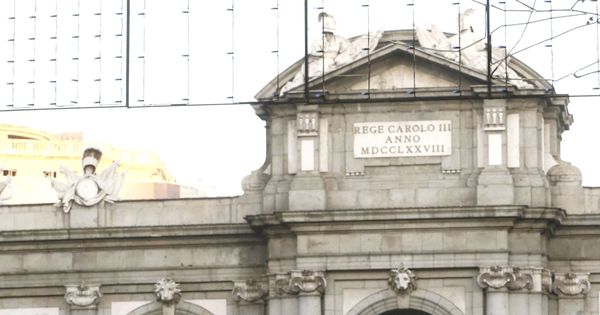 Foto: La San Silvestre pasando por la Puerta de Alcalá. (EFE)