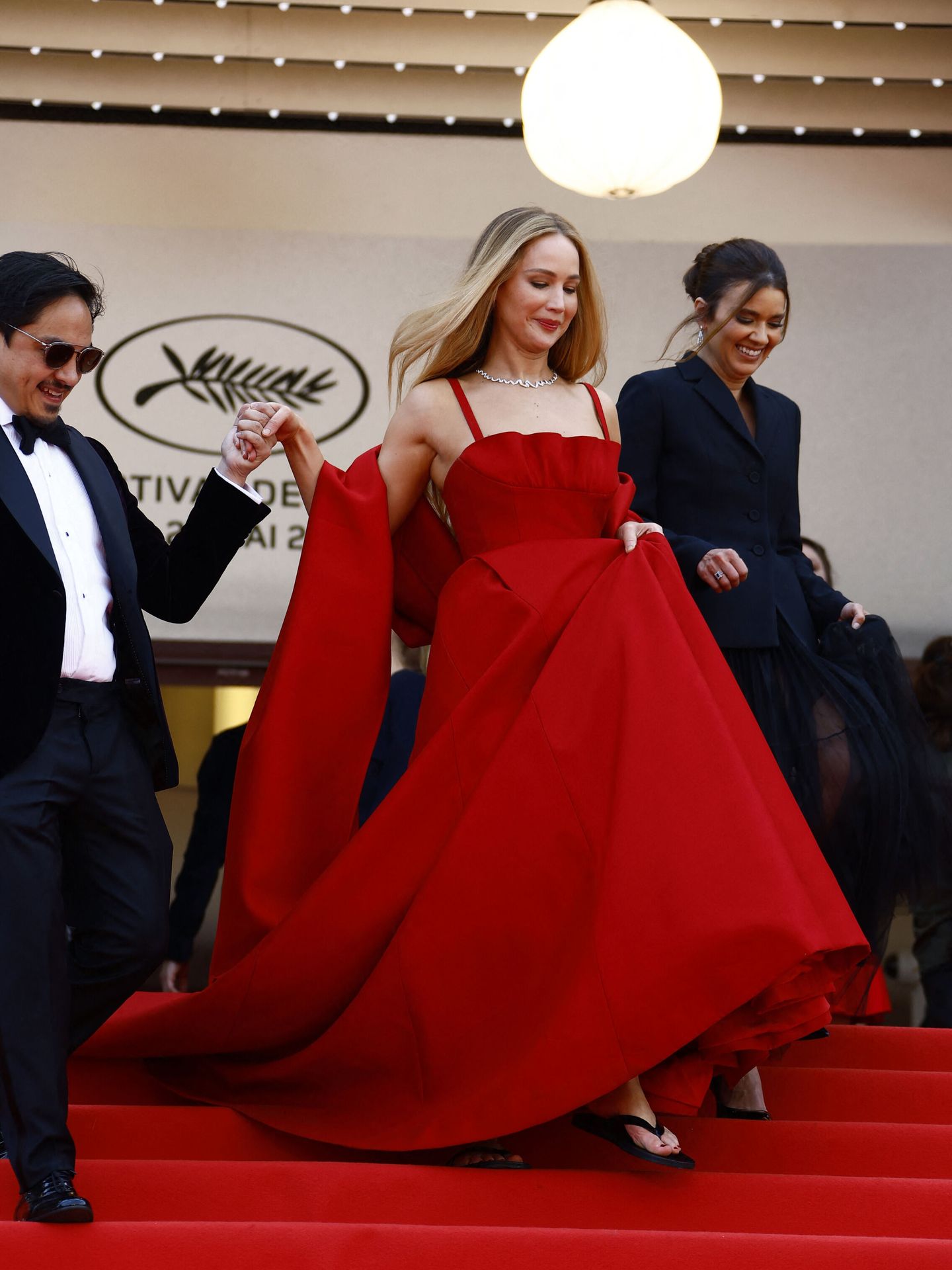 Jennifer Lawrence, con chanclas en el Festival de Cannes. (Reuters)