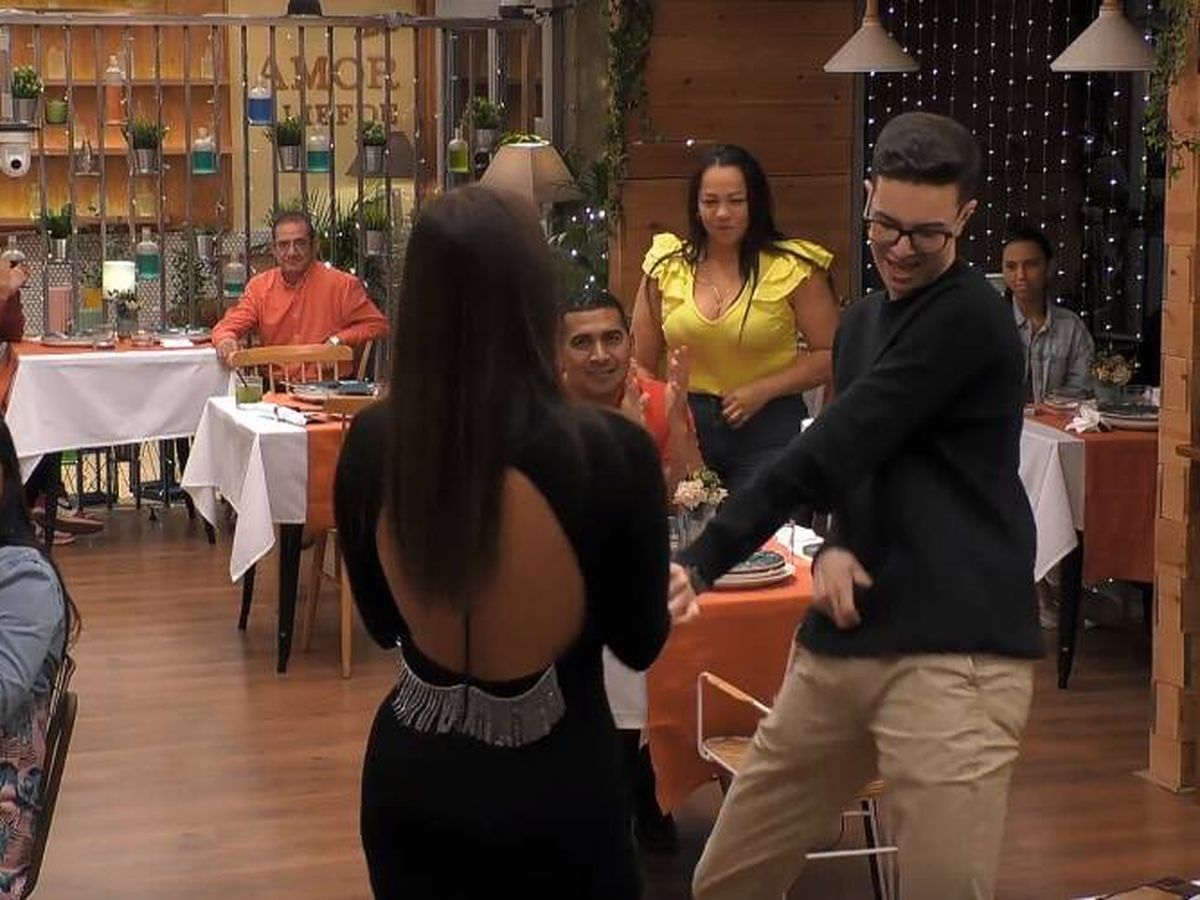 Foto: Pablo bailando con Mayra en 'First Dates'. (Mediaset)