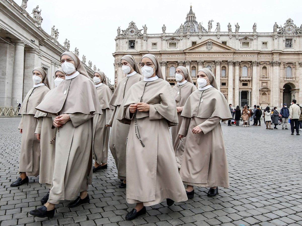 Foto: Un grupo de monjas reza en el Vaticano. (EFE)