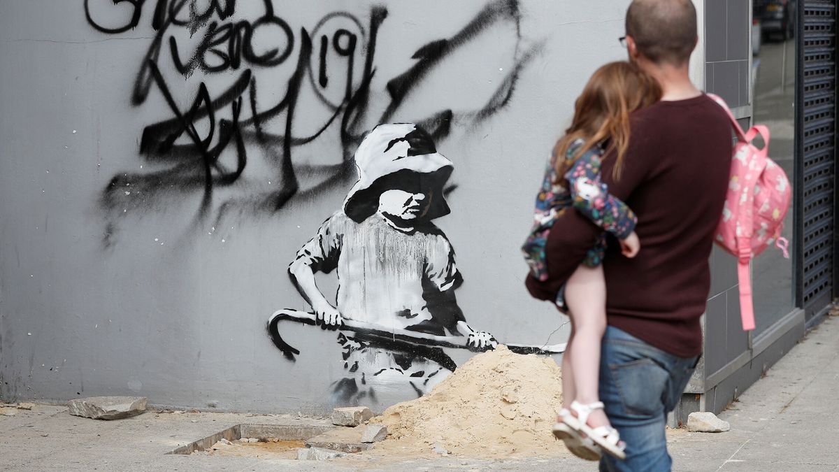 Una obra que Banksy pintó en el muro de una tienda se habría vendido por 2,4 millones