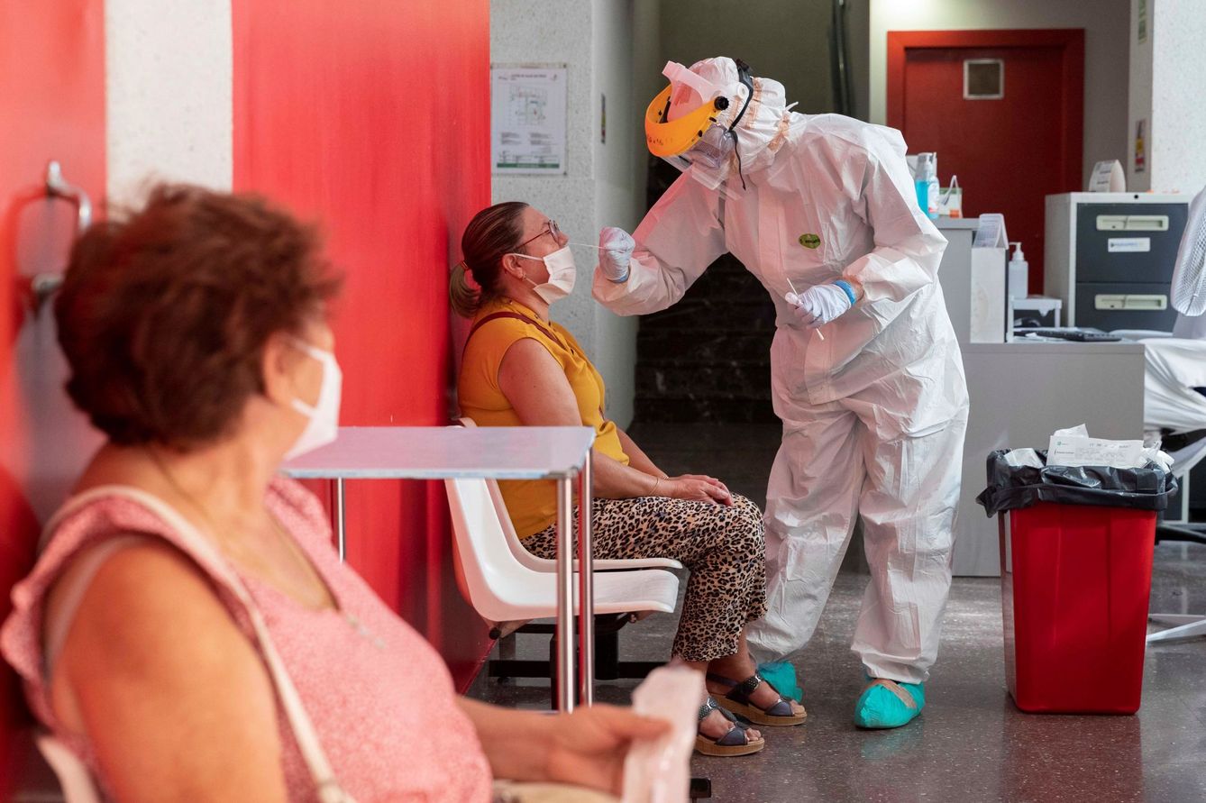 Un sanitario toma muestras para realizar una prueba PCR en Murcia. (EFE)