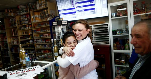 Foto: La amistad entre las dos mujeres las llevará a compartir el premio de 200.000 dólares (Reuters/Jon Nazca)