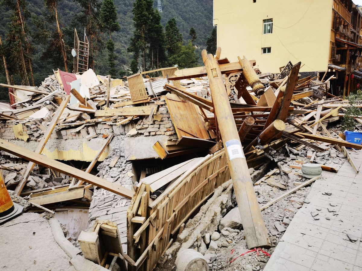 Foto: Un edificio derrumbado tras el terremoto en Luding (China). (EFE/ EPA/ Stringer China)