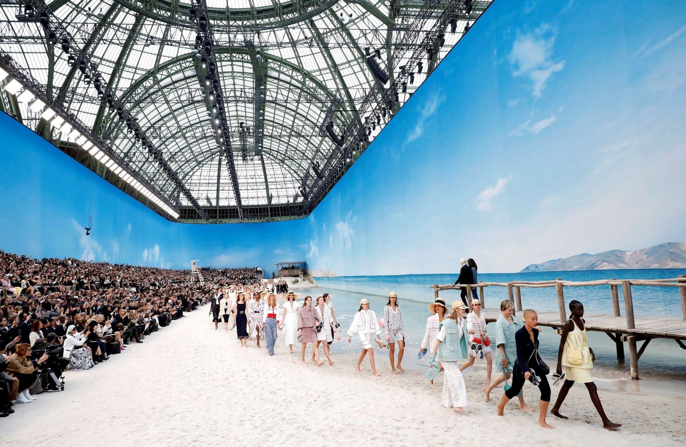 Desfile Primavera-Verano 2019 de la firma Chanel, en París, con creaciones del fallecido Lagerfeld. (EFE)