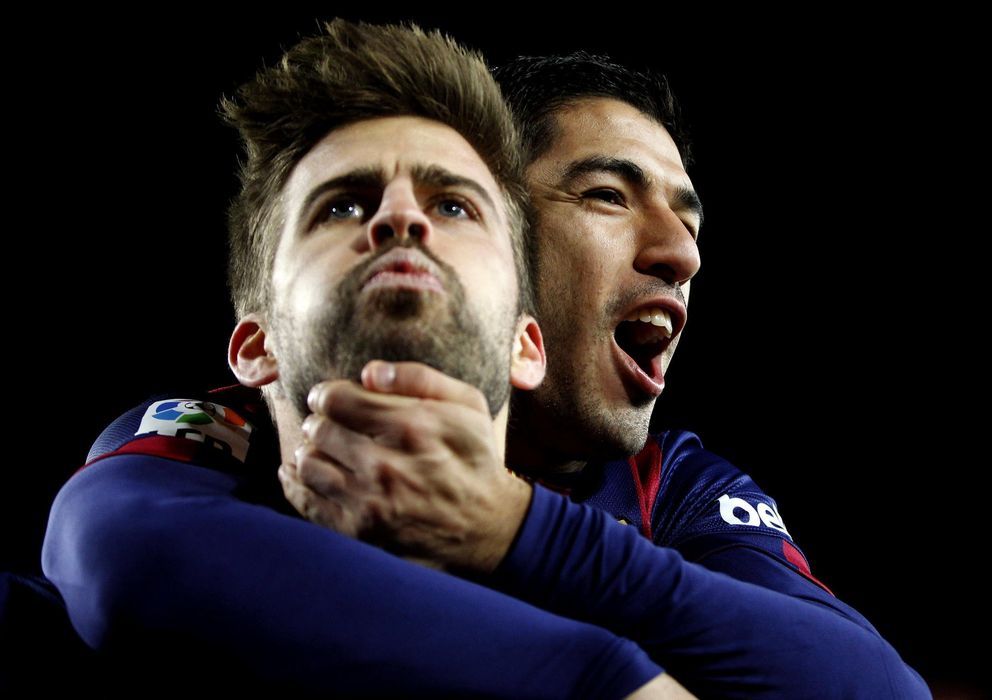 Foto: Gerard Piqué es abrazado por Luis Suárez tras marcar un gol (EFE)