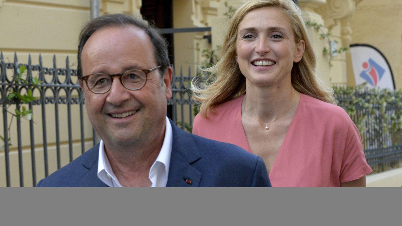 Foto: Hollande junto a Julie Gayet en Venecia. (Cordon Press)