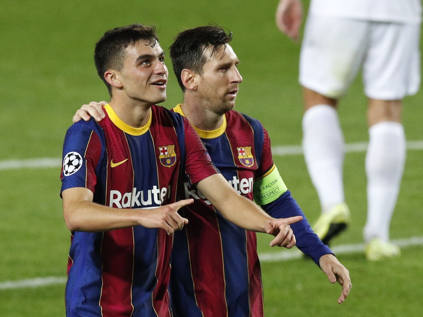 Pedri y Messi en un partido del Barcelona. (Efe)