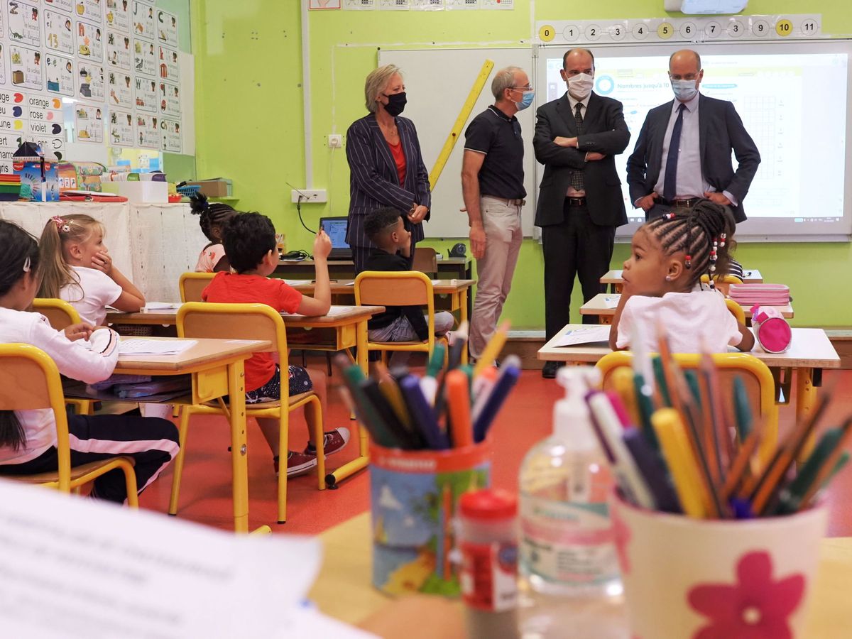Foto: El primer ministro francés Jean Castex en una escuela en Chatearoux. (EFE)
