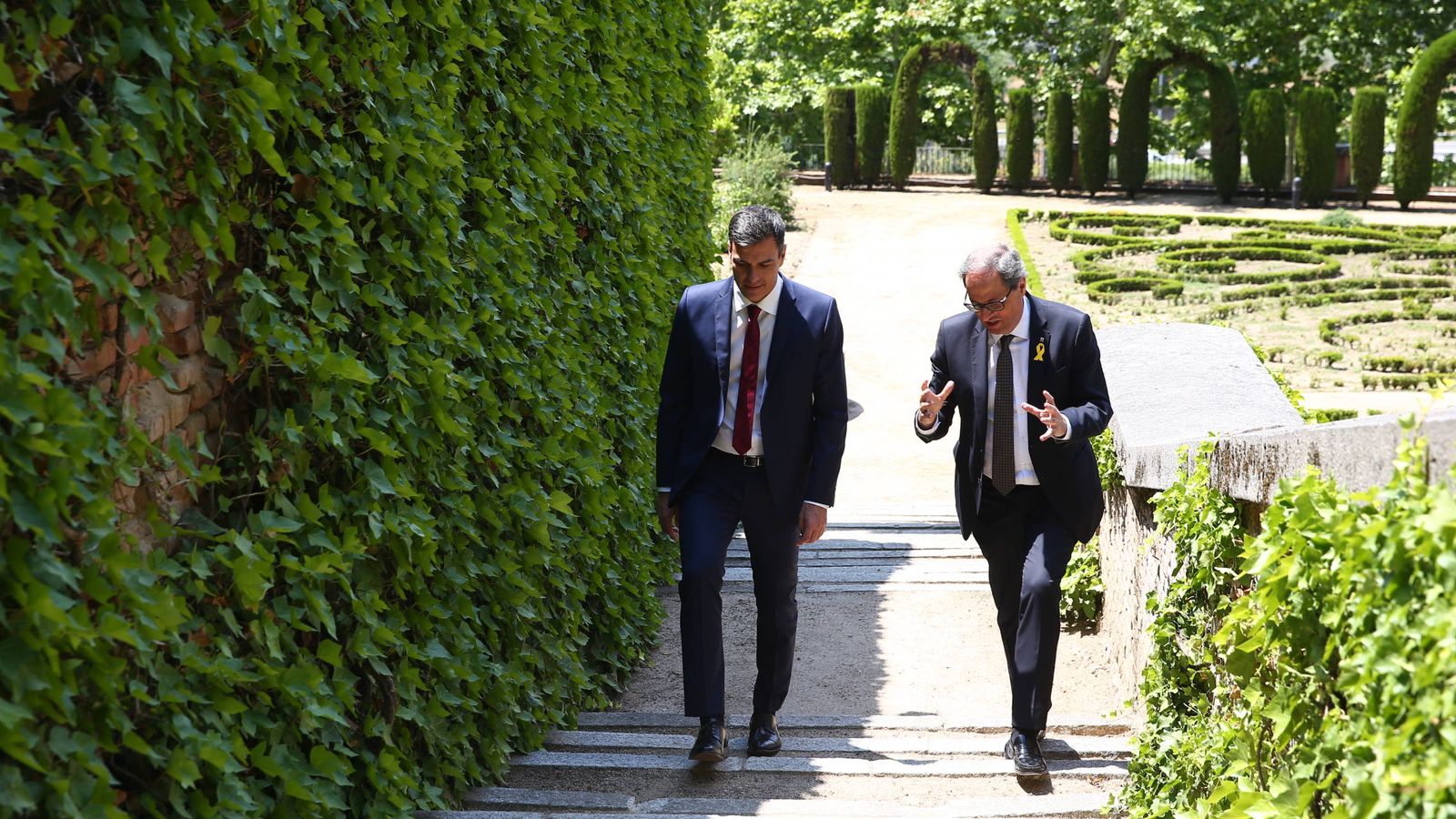 Foto: Pedro Sánchez y Quim Torra, durante un paseo por los jardines de La Moncloa tras su reunión, este 9 de julio. (EFE | POOL)