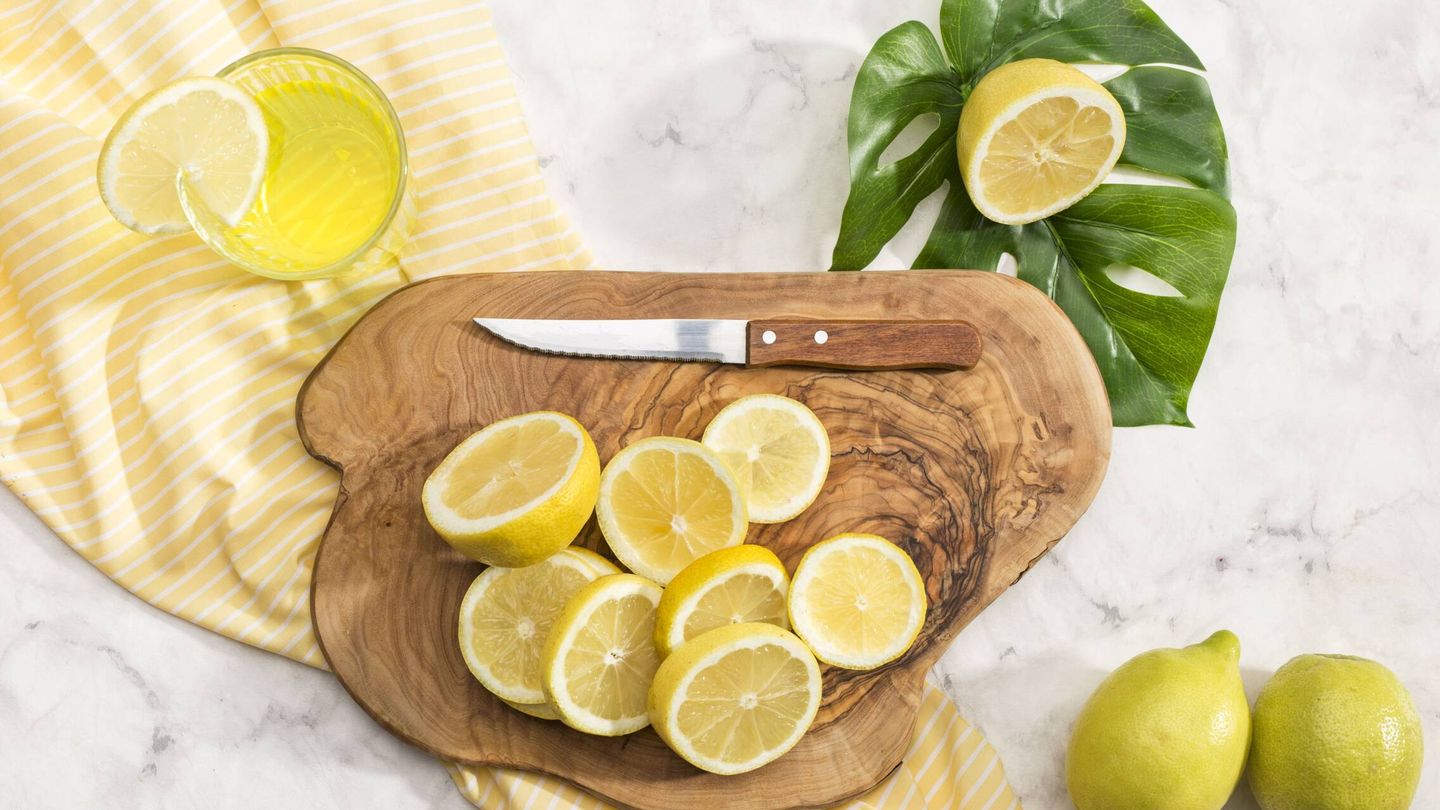 El zumo de limón es otro alimento que ayuda a potenciar la absorción de hierro. (Freepik)