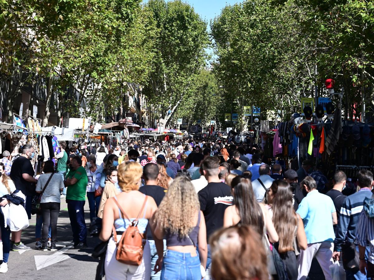 Foto: Madrileños y turistas recorren los puestos del Rastro, en Madrid. (EFE/Víctor Lerena)