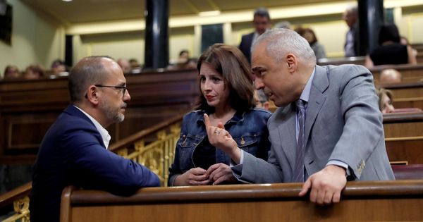 Foto: Los socialistas Adriana Lastra y Rafa Simancas charlan con el portavoz del PDeCAT, Carles Campuzano, este 4 de julio en el Congreso. (EFE)