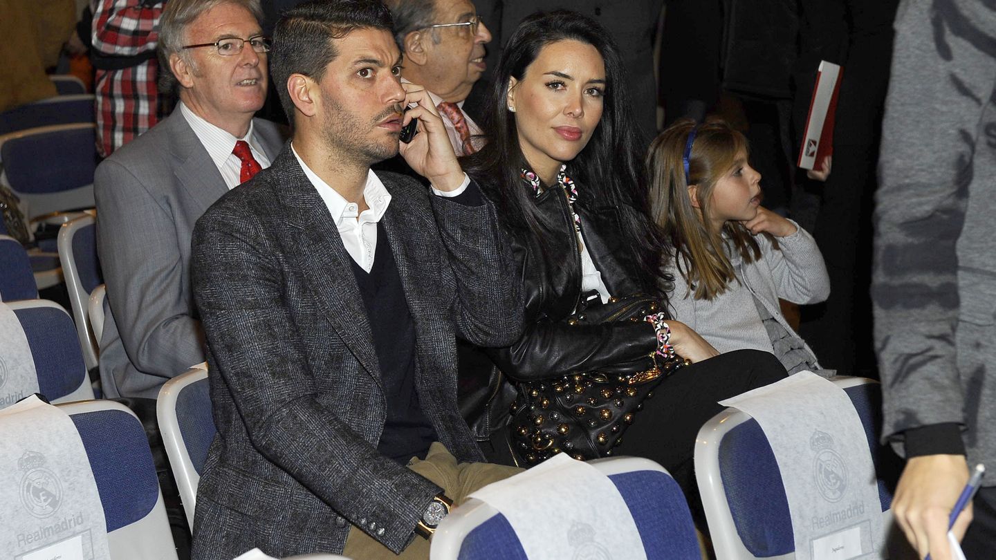 René Ramos atiende una llamada de teléfono durante un acto del Real Madrid. (EFE)