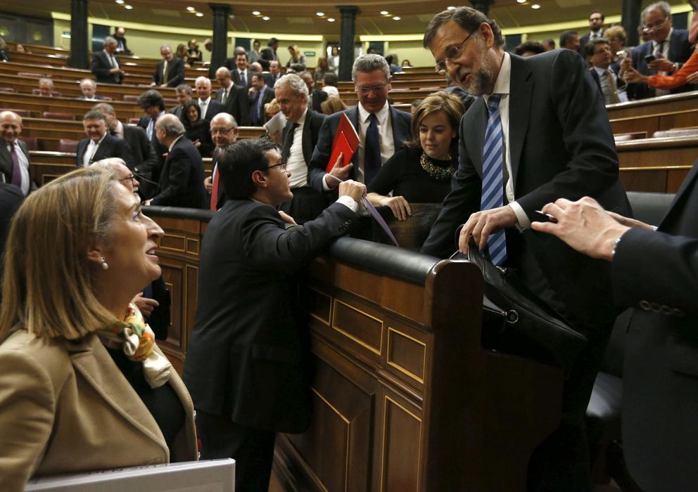 Foto: Mariano Rajoy (d), conversa con la ministra de Fomento, Ana Pastor (i) en el Congreso (Efe). 