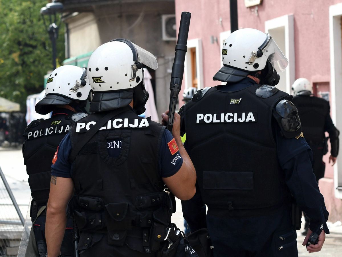 Foto: Agentes de la policía en Cetiña. (EFE/EPA/Archivo/Boris Pejovic)