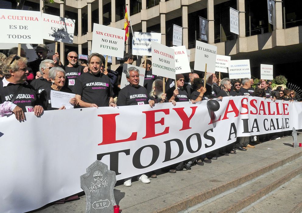 Foto: Representantes de la cultura manifestándose contra la 'ley Lassalle', el lunes pasado. (PABLO LÓPEZ)