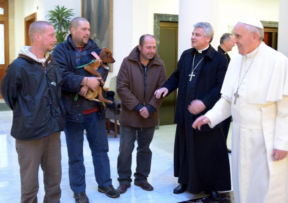 Foto: El Papa junto a tres indigentes con los que comió en su cumpleaños en la Domus Santa Marta, la residencia vaticana (Efe).