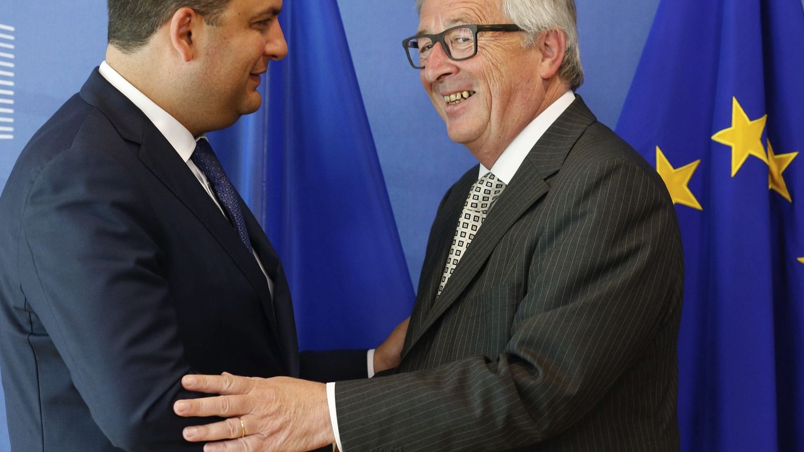 Foto: El presidente de la Comisión Europea, Jean-Claude Juncker (d), estrecha la mano del primer ministro de Ucrania, Vladímir Groysman (i). (EFE)