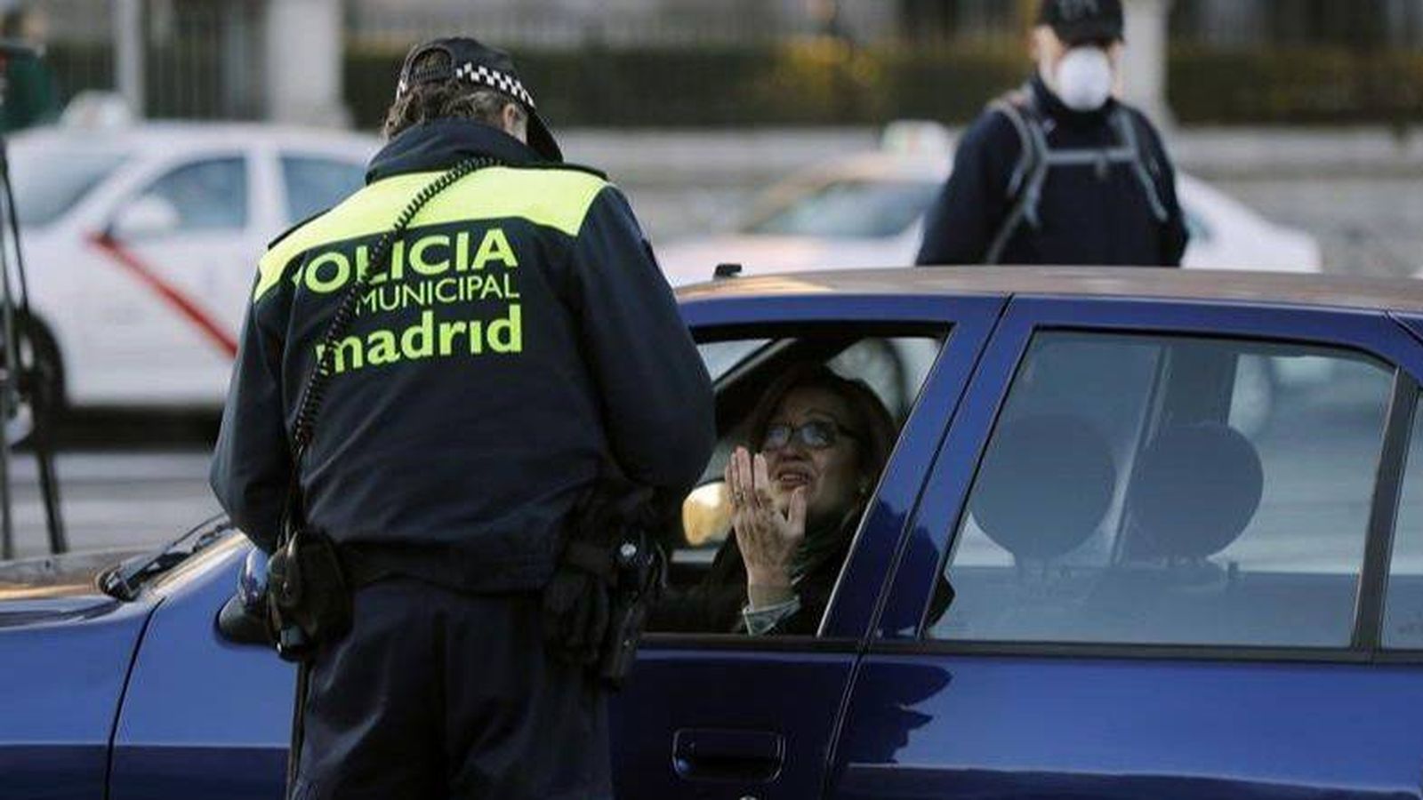 Foto: Un policía municipal pone una multa a una conductora en Madrid. (EFE)