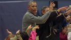 Barack Obama se apunta a bailar con unos niños en Alaska