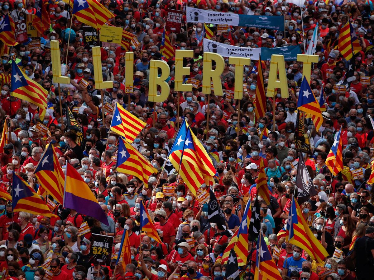 Foto: Banderas independentistas durante la Diada. (Reuters/Albert Gea)