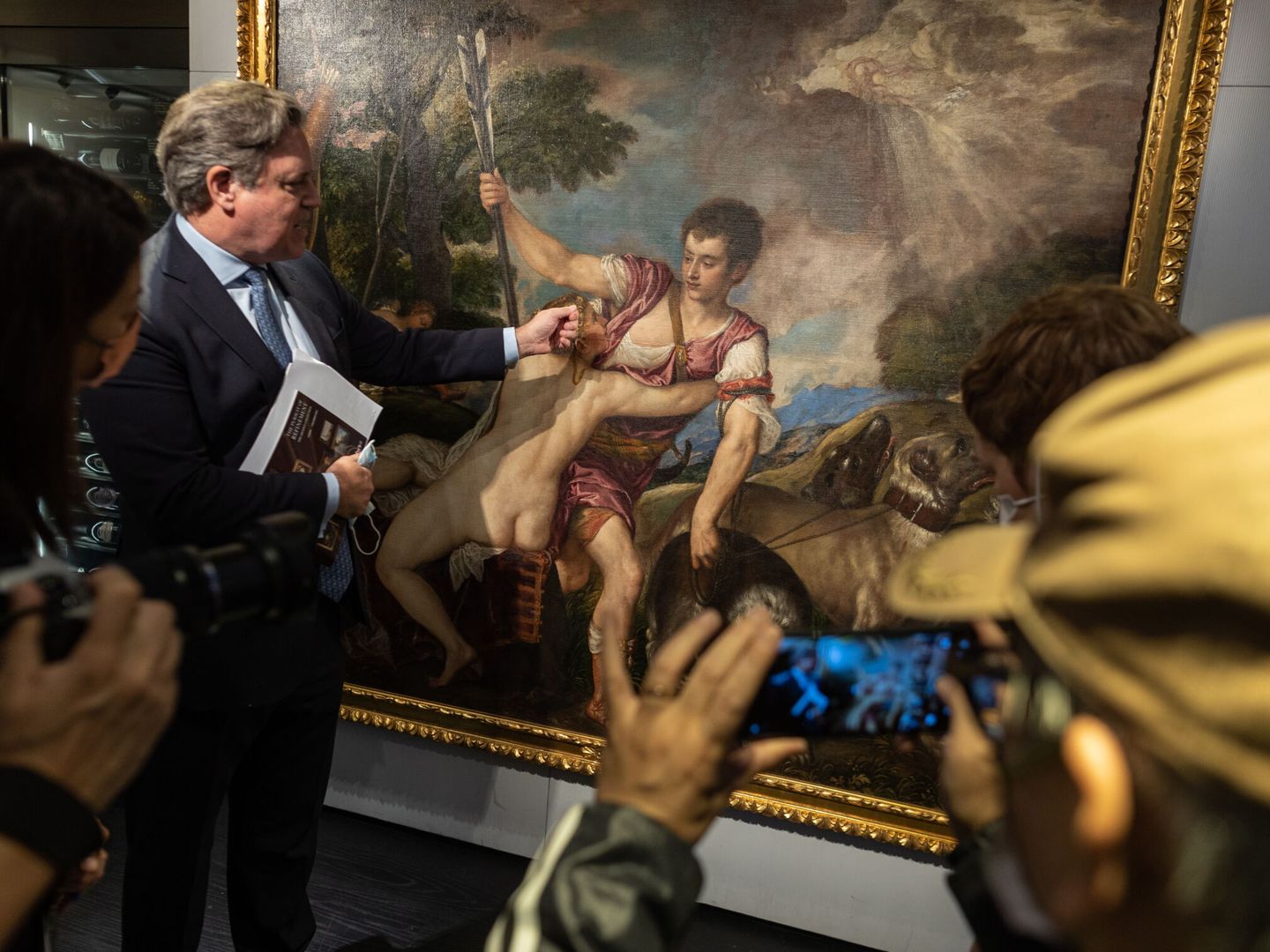 Un responsable de Sotheby's junto al cuadro 'Venus y Adonis', de Tiziano, antes de su salida a subasta. (EFE/Jerome Favre)