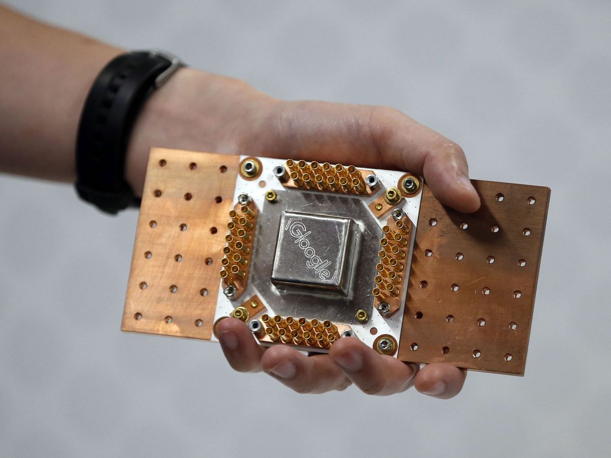 Foto: Procesador cuántico diseñado por Google y mostrado en 2020 en un evento de la compañía sobre inteligencia artificial. (Reuters)