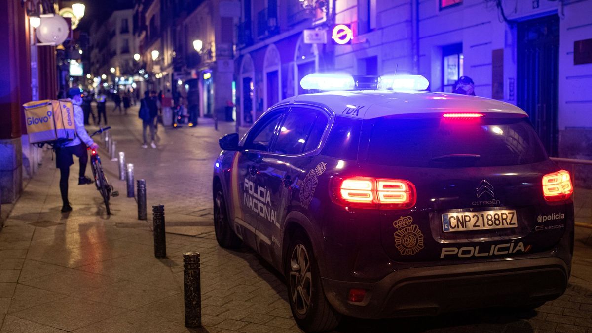 Finge asfixiarse para no pagar la cuenta de un bar en Málaga y acaba atacando a los sanitarios