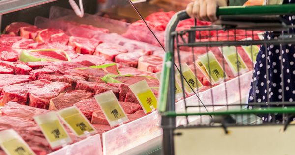 Foto: Sección de carnicería en el supermercado (iStock)