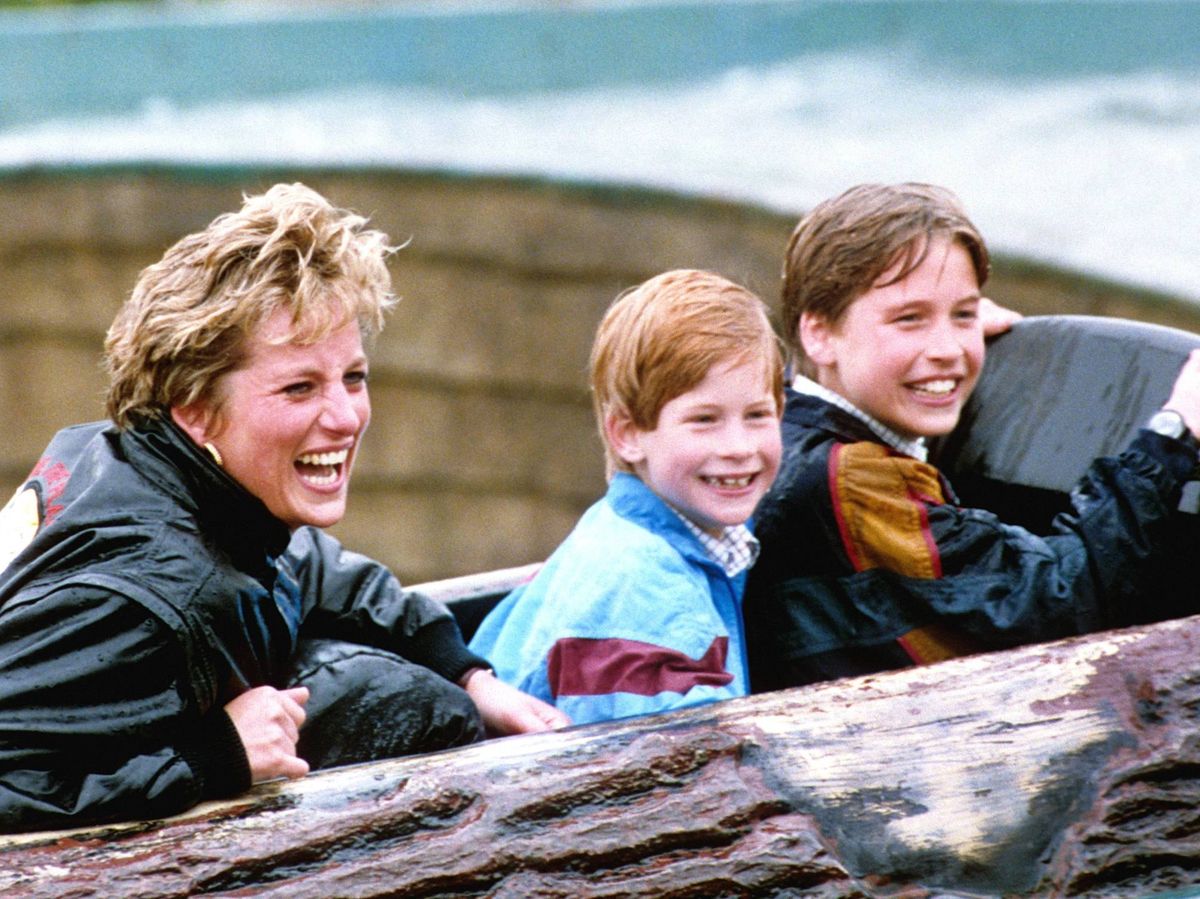 Foto: La princesa Diana, junto a Harry y Guillermo en el Thorpe Park. (Cordon Press)