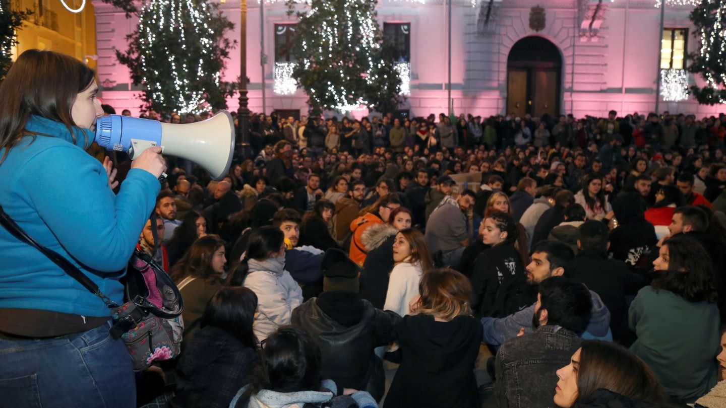 Acampada-protesta en la plaza del Carmen, frente al Ayuntamiento de Granada. (EFE)
