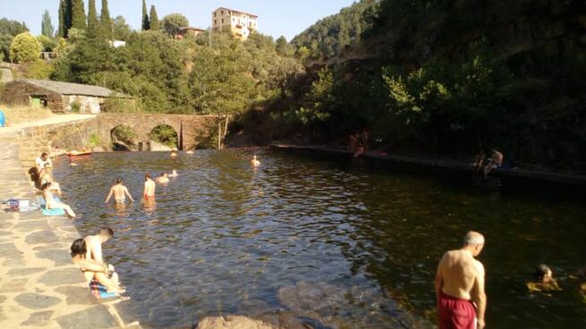 Más de 40 piscinas naturales y un castillo: el pueblo de España que debes visitar antes de que se acabe el verano