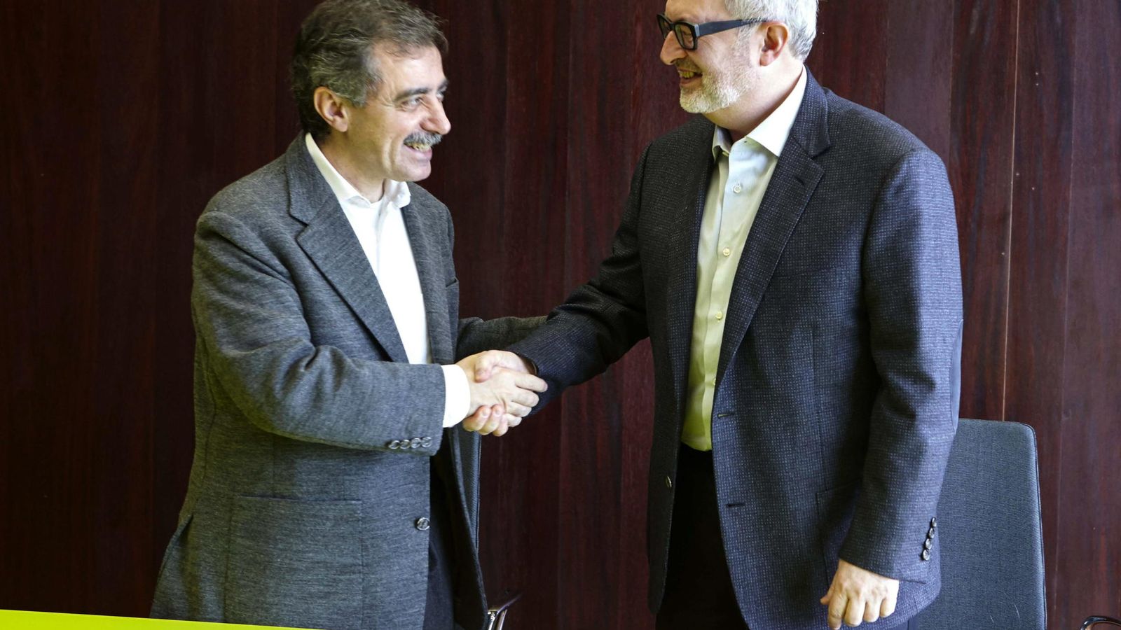 Foto: El director del Reina Sofía, Manuel Borja Villel (i), y el coleccionista privado José María Lafuente, el pasado 20 de abril en la firma del protocolo para incluir su archivo al museo. (EFE)